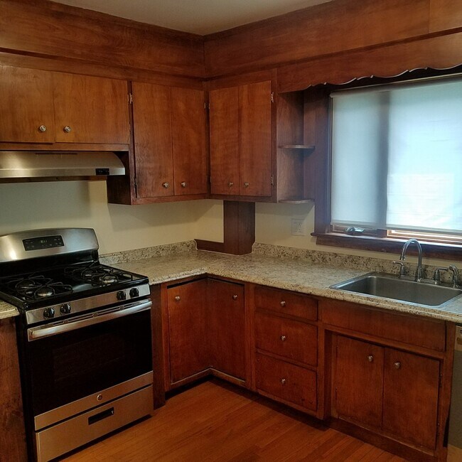 Building Photo - 396 Mt Auburn St