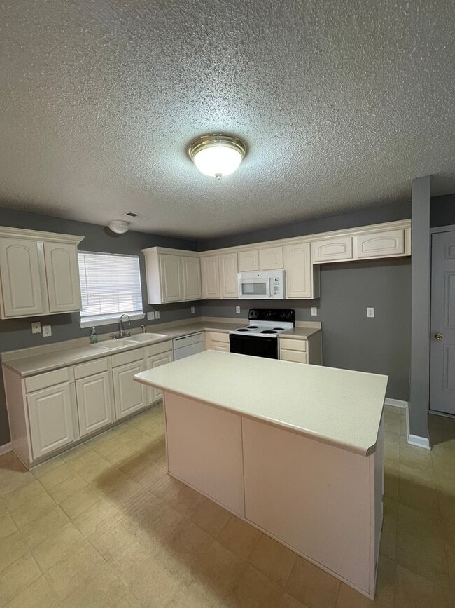 Building Photo - Avon - 3 bedroom home