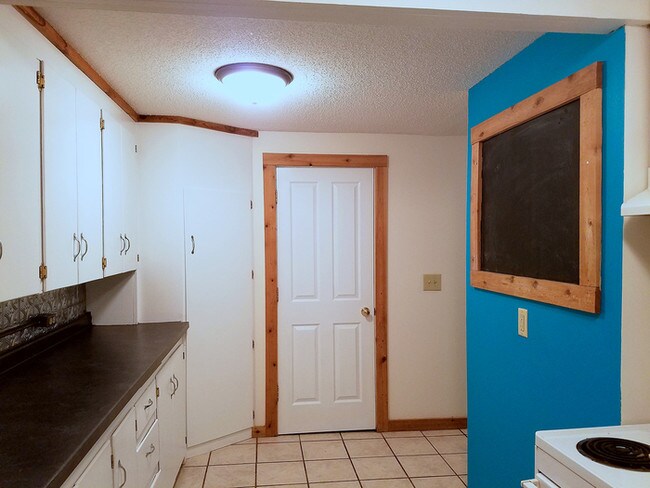 Building Photo - Cute, cozy 3-bedroom lower-level duplex!