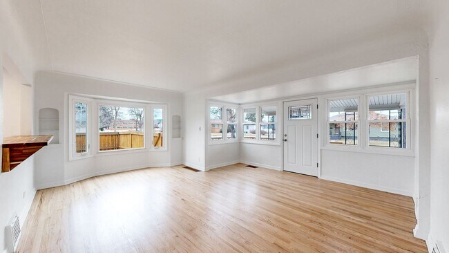 Foto del edificio - Lovely 3 bed/2 bath home w/2 car garage