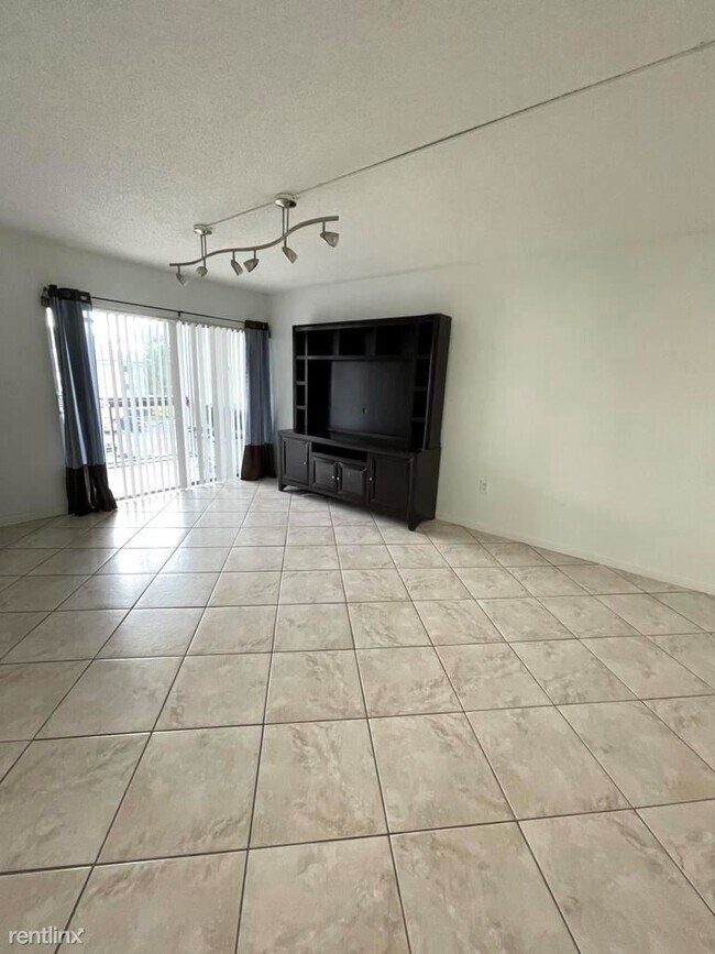 Building Photo - 2 br, 2 bath Condo - 715 N Pine Island Rd