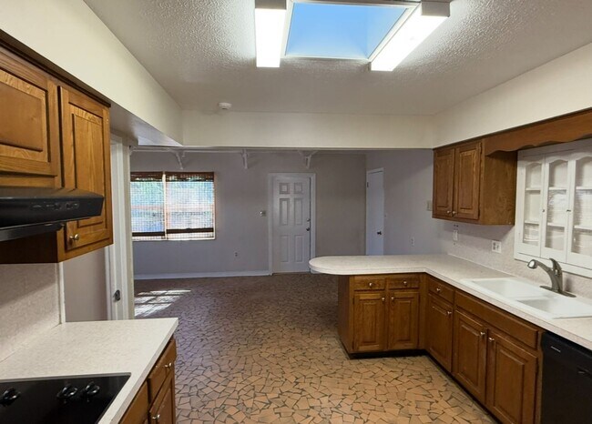 Foto del edificio - 3 Bedroom - 2 Bath - 2 Car Garage - Fenced Yard