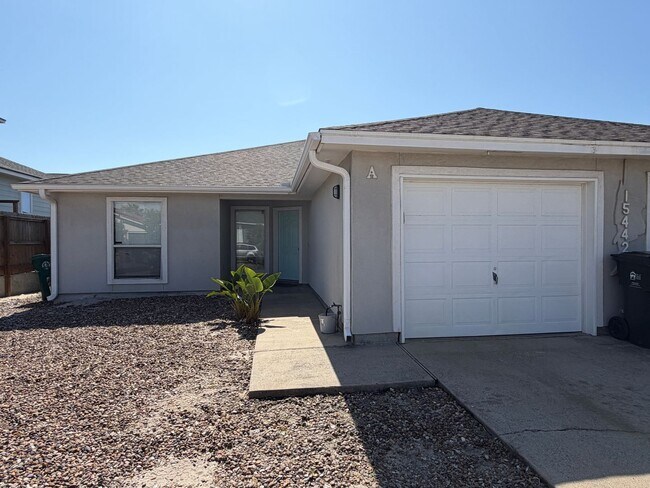 Foto del edificio - THREE BEDROOMS TWO BATH ONE STORY DUPLEX