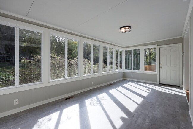 Foto del edificio - 150B Spring Valley Road