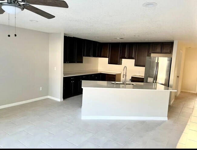 Foto del edificio - 827 N Florence Ave