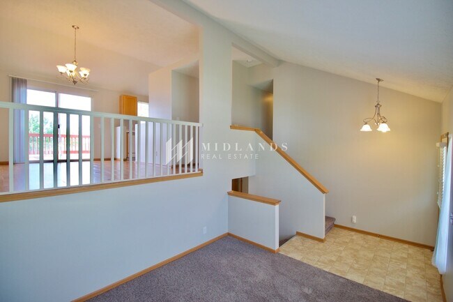 Building Photo - Lovely Piper's Glen Home