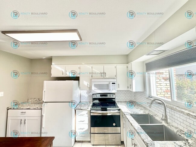 Foto del edificio - 2-bed, 2-bath, 2-story townhome with pool and park like setting outside the front door.