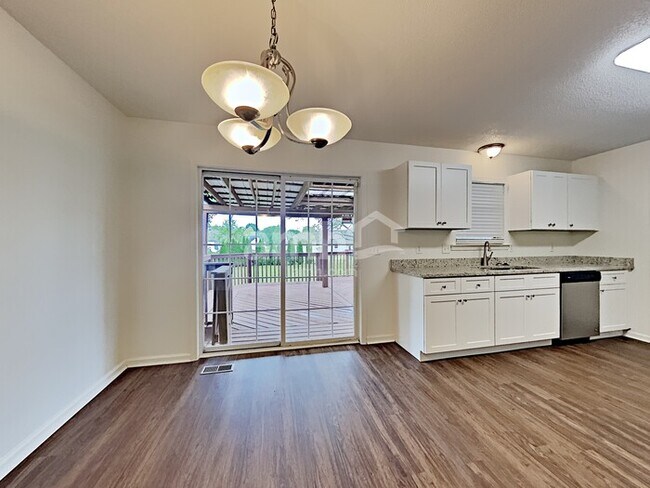 Building Photo - 914 Lucky Cir