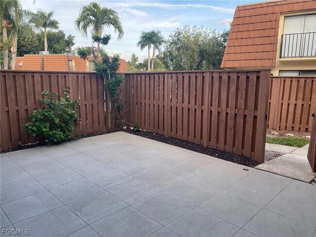 Building Photo - 5245 Cedarbend Dr