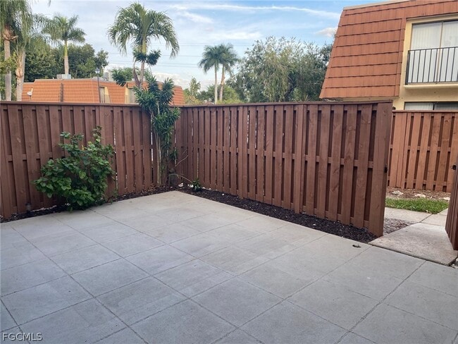 Foto del edificio - 5245 Cedarbend Dr