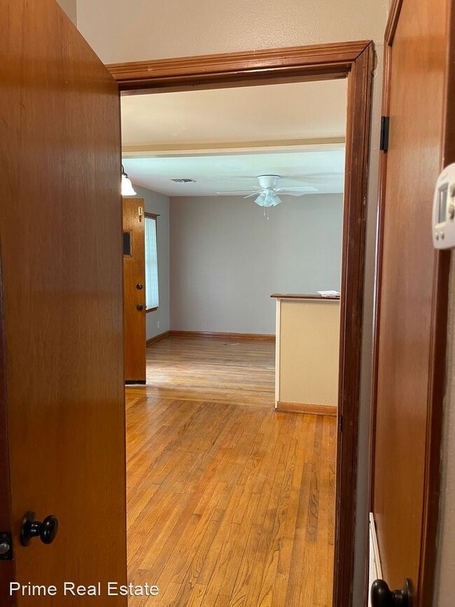 Building Photo - 2 br, 1 bath House - 1102 Zarsky Dr