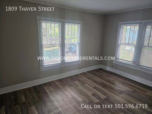 Building Photo - 1809 Thayer St. | $725| 2 beds, 1 full bath