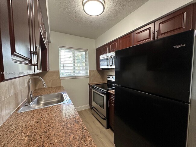 Building Photo - 110 NE 19th Ave