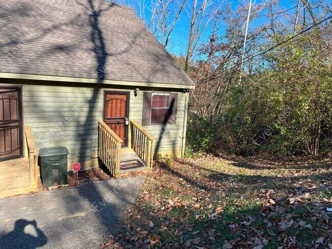 Building Photo - 3309 Pinewood Terrace