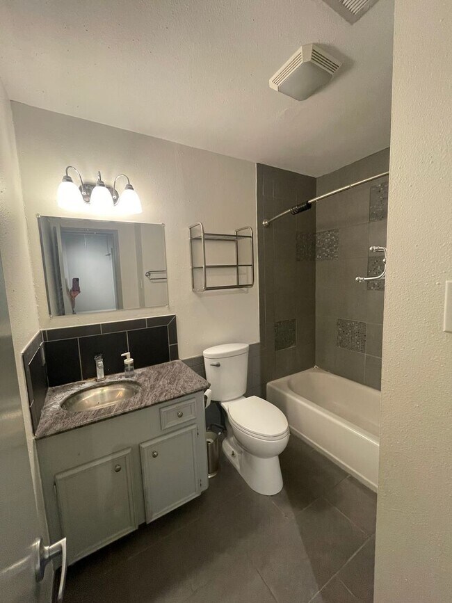 Building Photo - This spacious 3-bedroom, 2-bathroom apartment