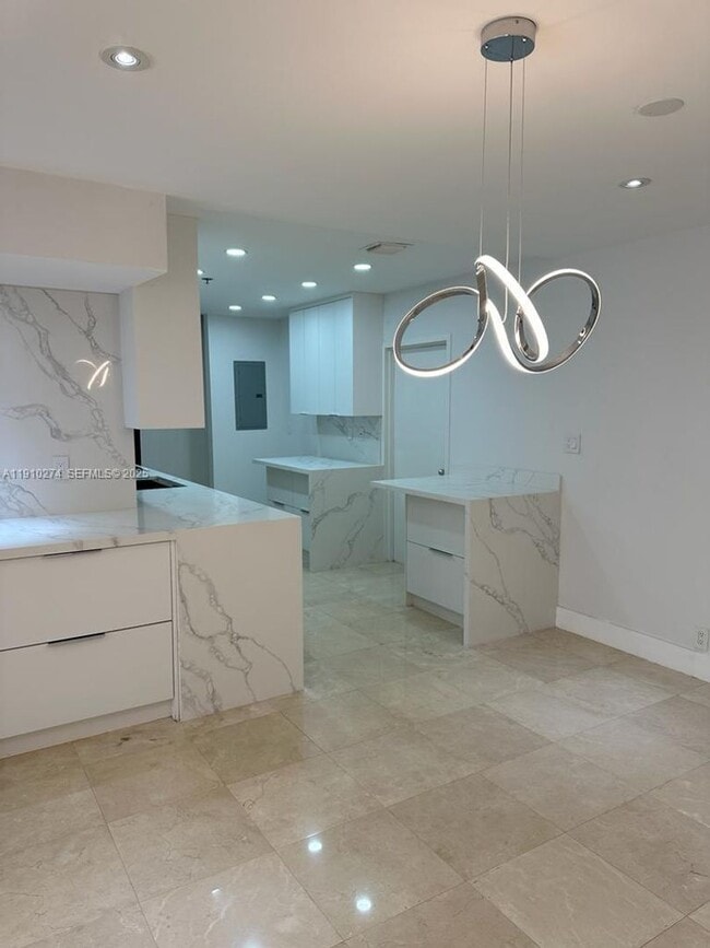 Foto del edificio - 251 Crandon Blvd