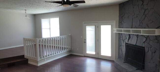 Building Photo - Clean 3 bedrooms, 2 baths, single garage w/remote control, and fenced yard!!