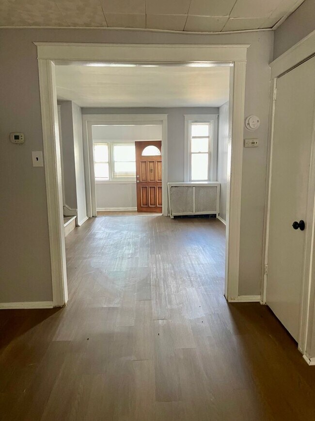 Building Photo - Lovely 3-bedroom townhome near 69th St.