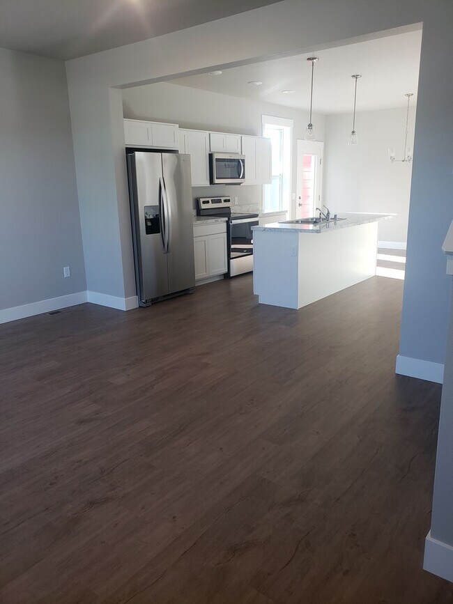 Building Photo - Ravishing 3 bed 2 1/2 bath in Annafeld Sub...