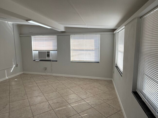 Building Photo - 1539 Magnolia Dr
