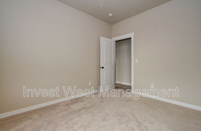 Building Photo - 1651 52nd Ct