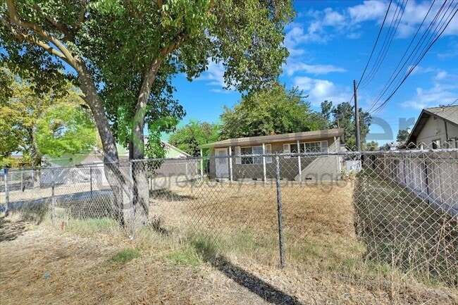 Building Photo - 1127 Rood Ave
