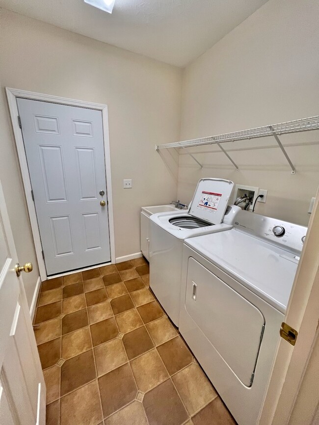 Building Photo - Modern Townhome Just Steps from TQL Stadium!