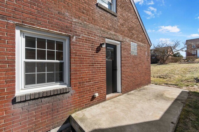 Foto del edificio - READY for Move-In! Fully RENOVATED 3 bedroom in WEST MIFFLIN! COME CHECK IT OUT!