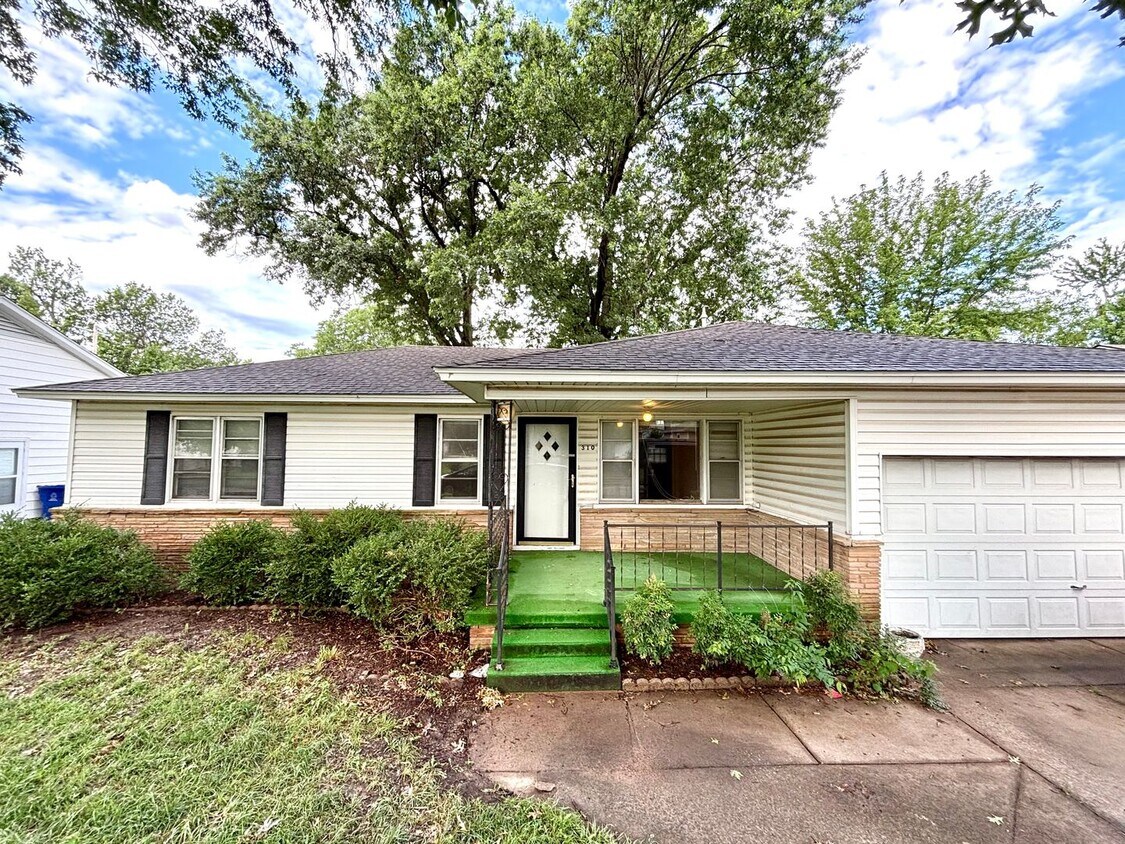 Foto principal - Charming Updated 3-Bedroom Home in the Hea...
