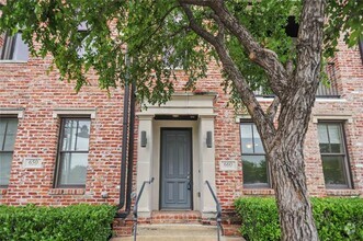Building Photo - 660 S Pearl Expy