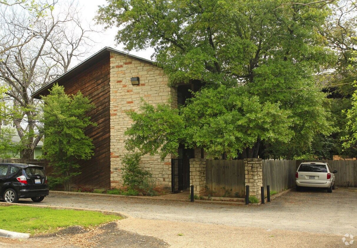 Foto principal - 4701 Red River St