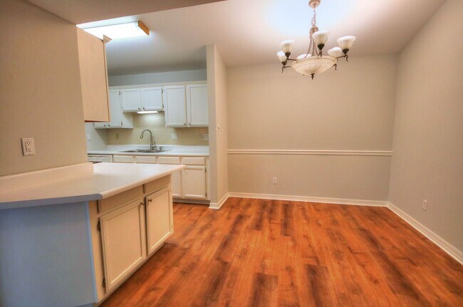 Foto del edificio - All Electric Second Floor Garden Condo for Rent in Wildwood