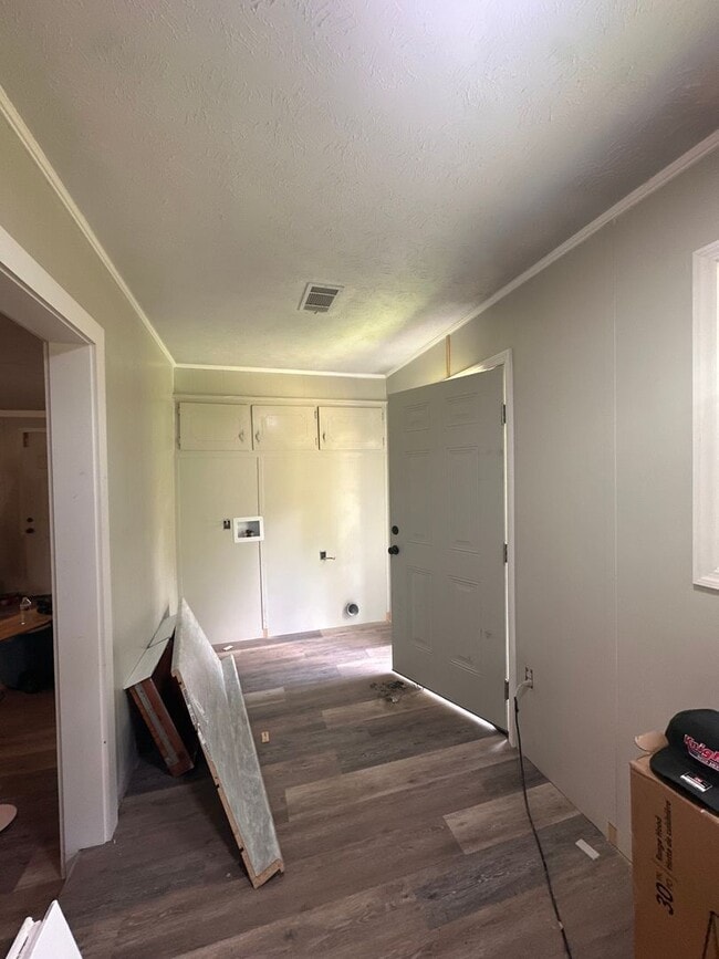 Building Photo - 4 Bed 2 Bath House - Under Renovations