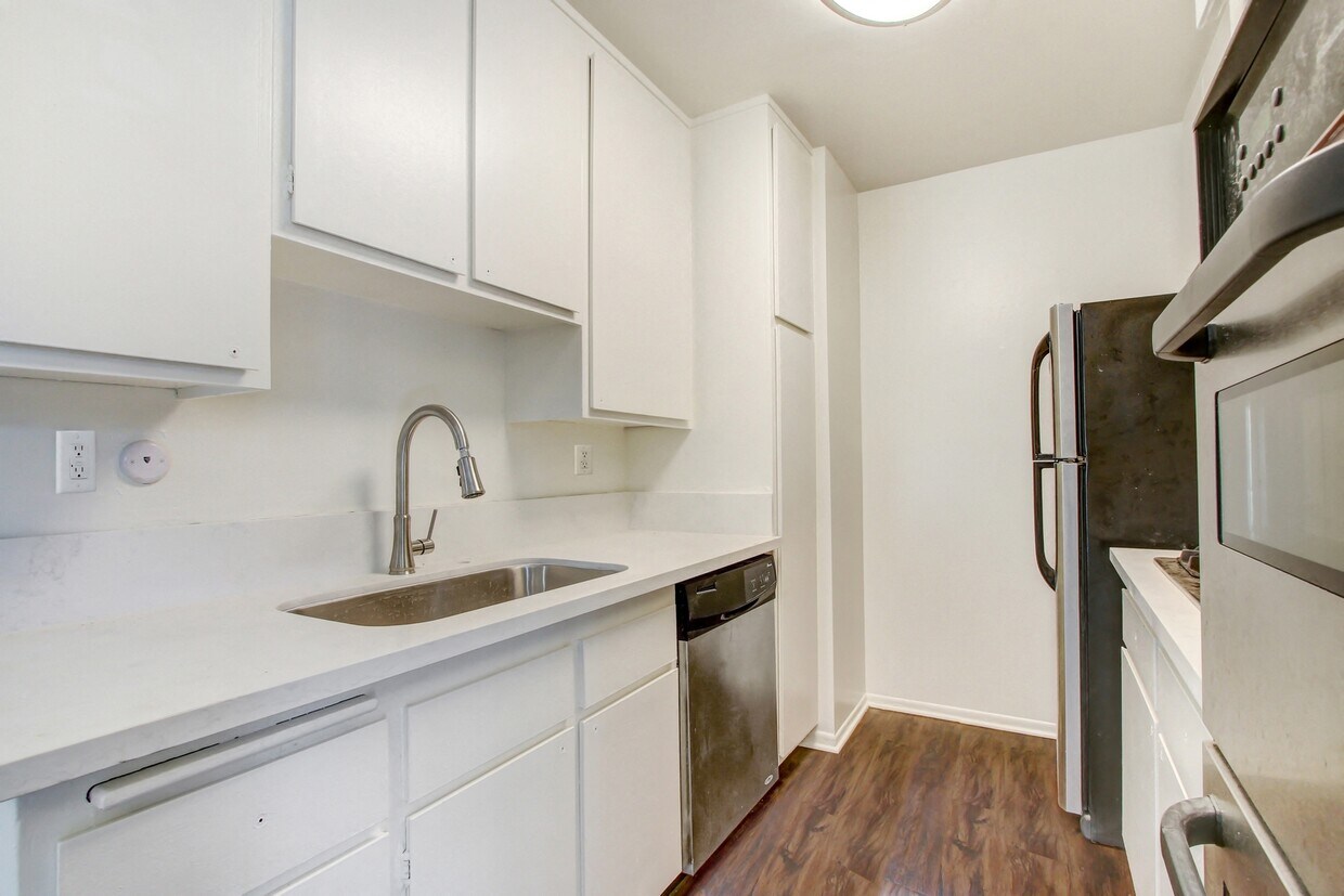 Riverside Drive Apartments Apartments in Sherman Oaks, CA