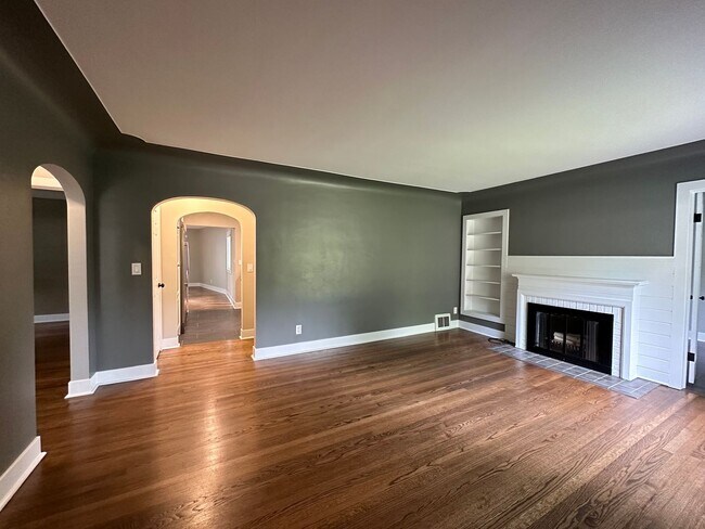 Building Photo - Single Family - East Grand Rapids Schools!