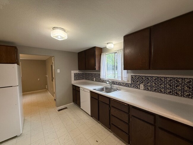 Building Photo - Spacious 3 bed 1 bath Edmonds Home on Large Private Lot! $2850/mo.