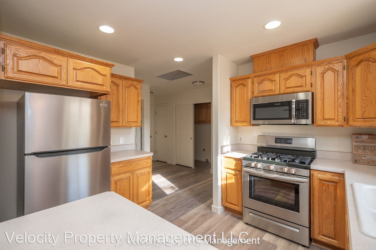 3 br, 2 bath House 838 SW 23rd Ct. House Rental in Redmond, OR