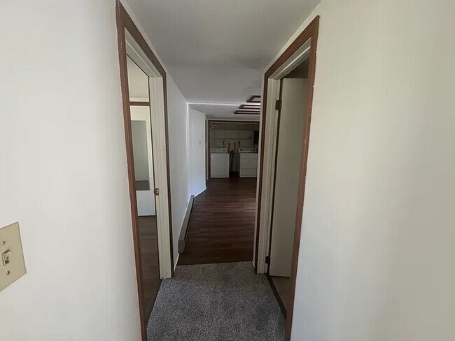 Foto del edificio - Home for Rent with 2 Bedrm and a Detached Garage