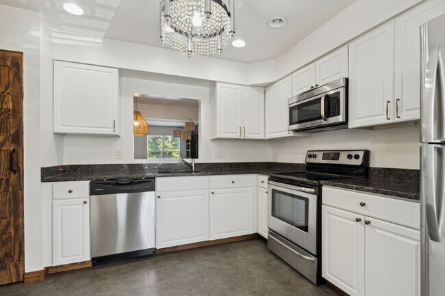 Foto del edificio - Spacious 3br Townhome with Deck& Patio. Ready NOW w/ Move-in Special!!!!