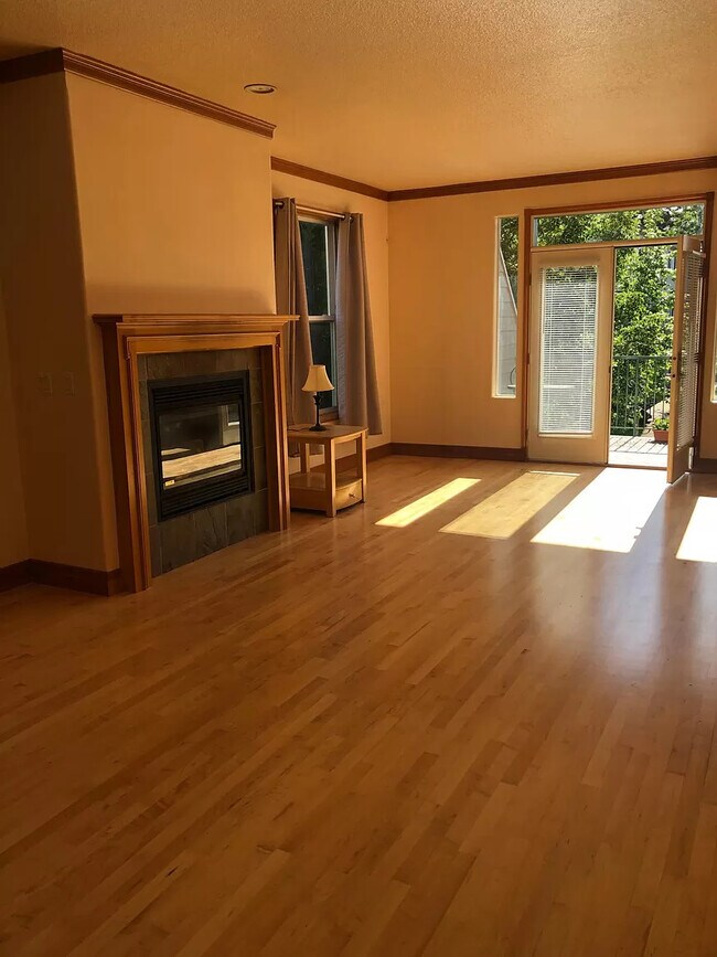 Building Photo - 132 NE 147th Ave