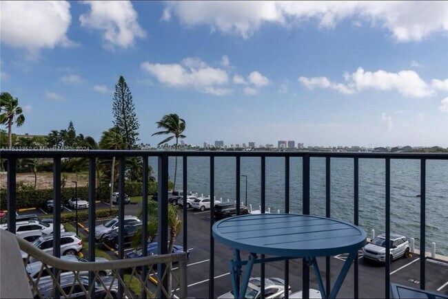 Foto del edificio - 11930 N Bayshore Dr