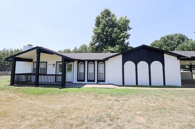 Foto del edificio - Beautifully Redone 3 Bedroom House! Availa...