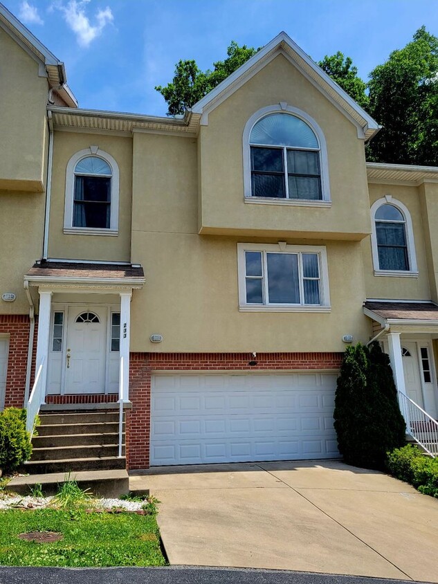 Foto principal - 3 bed 2.5 bath on West Run Road -- Availab...