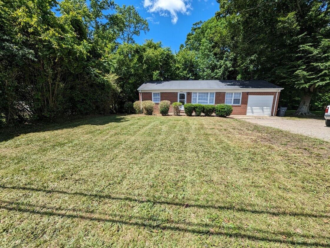 Foto principal - Conveniently located 3 bedroom/2 Bath house