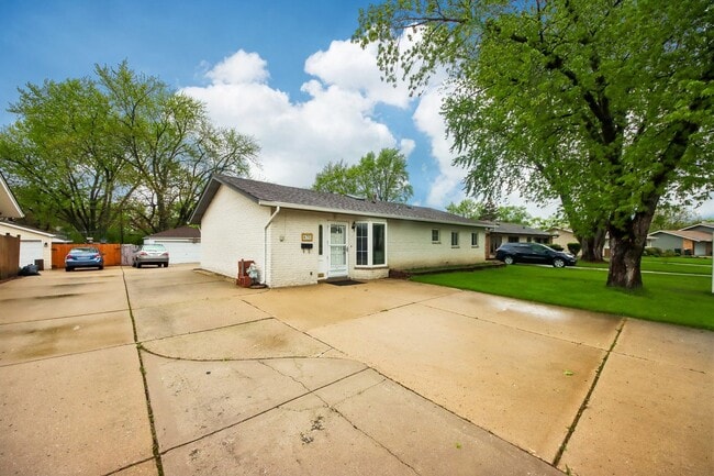 Building Photo - 670 Lakeview Ln