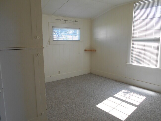Foto del edificio - 3 Bedroom, 1 Bathroom Home in Sunnyland! Lawncare included with ample parking