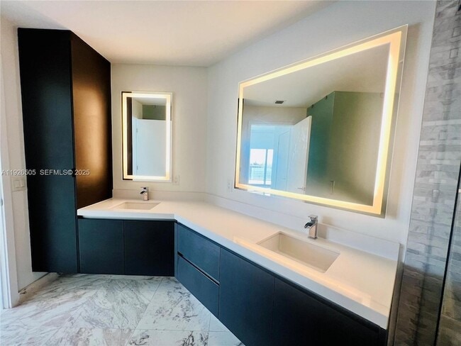 Building Photo - 851 NE 1st Ave