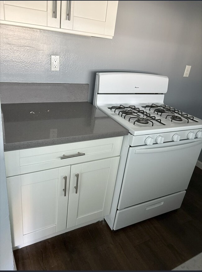 Building Photo - 15843 Saticoy St