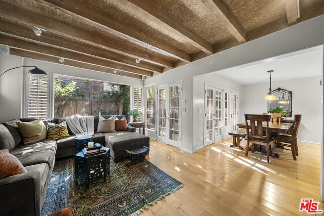 Foto del edificio - 2377 N Beverly Glen Blvd