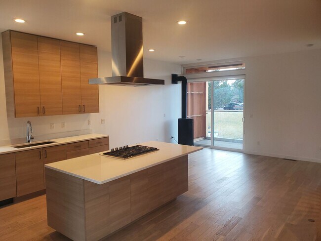 Foto del edificio - 3 Bedroom 3.5 Bath River Views - Walk to Old Mill